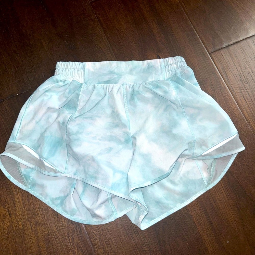 Lululemon Hotty Hot Shorts - Size 4 in white and blue